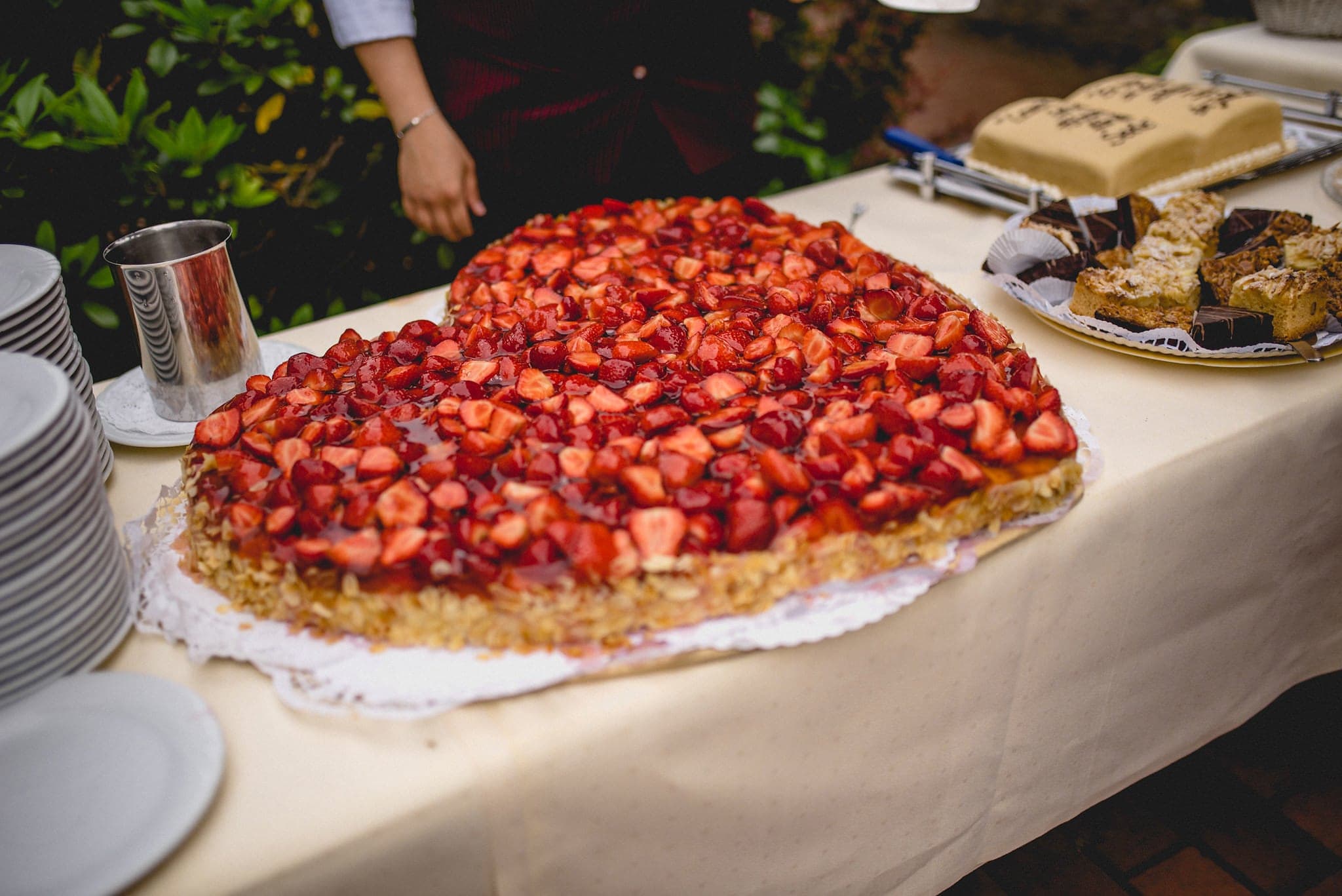 a huge strawberry wedding cake at a Destination Wedding in Germany | Maria Assia Photography